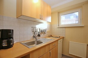 Kühlschrank, Mikrowelle, Herdplatte, Geschirrspüler