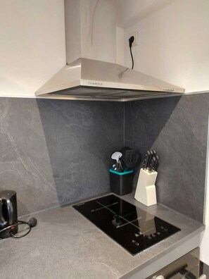 Réfrigérateur, four à micro-ondes, un four, surface de cuisson