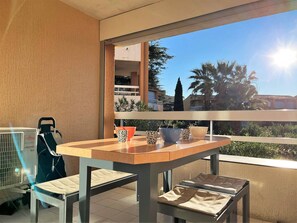 Outdoor dining - Studio cabin for 4 with terrace, AC and parking in Le Lavandou (Le Lavandou)