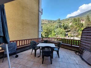 Outdoor dining - T2 in Bride-les-Bains, terrace, pet-friendly (Brides-les-Bains)