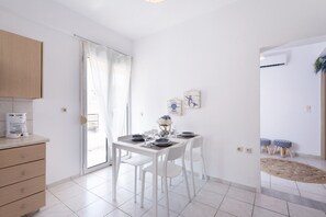 Departamento urbano | Cocina privada | Refrigerador con congelador, microondas, horno y parrilla de estufa 