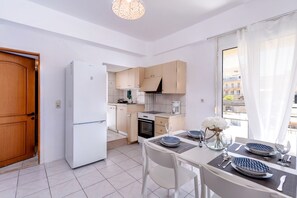 Appartamento City | Cucina privata | Frigorifero con congelatore, microonde, forno, piano cottura
