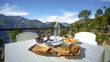 Daily buffet breakfast (INR 550 per person)