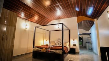 Family Villa | Living area | 32-inch TV with cable channels