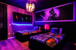 Tabla de planchar con plancha, wifi y ropa de cama