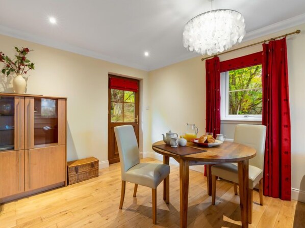 Dining - Silver Birch by Interhome (Drumnadrochit)