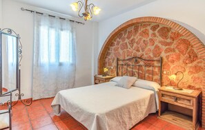 2 bedrooms, free WiFi, bed sheets - Nice home in Mecina Bombarón with WiFi (Mecina Bombarón)