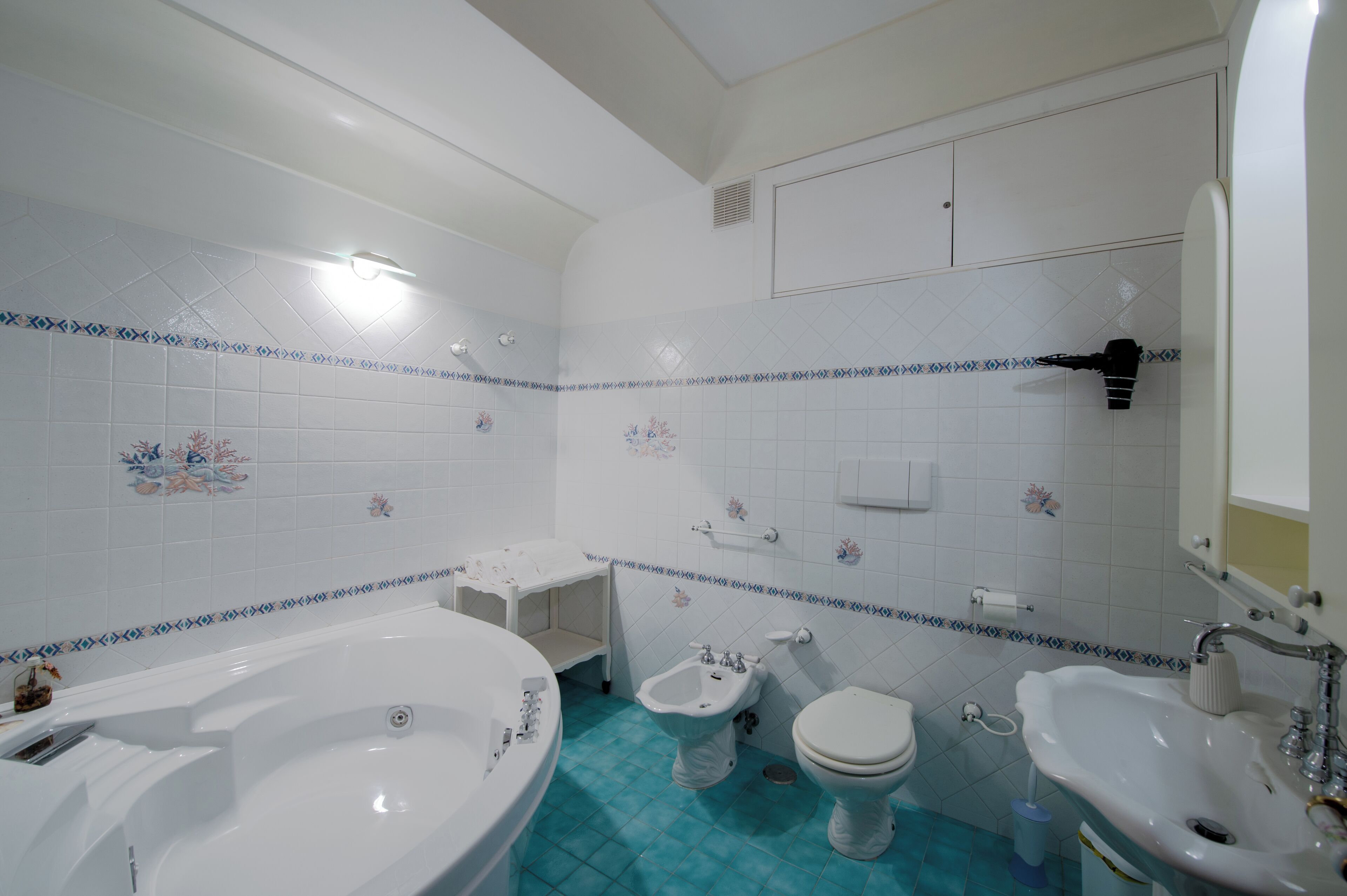 Un bagno con vasca, bidet, WC e lavabo.