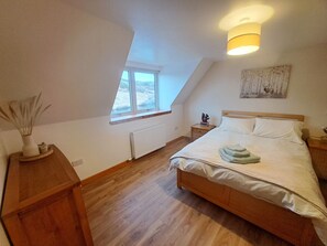3 habitaciones, tabla de planchar con plancha, wifi y ropa de cama 