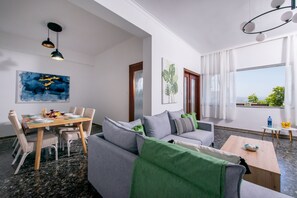 Leilighet – city | Oppholdsområde | En 45-tommers smart-TV med Parabol-TV samt TV