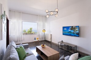 Leilighet – city | Oppholdsområde | En 45-tommers smart-TV med Parabol-TV samt TV