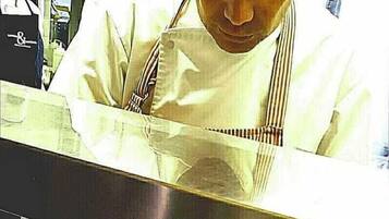 Un chef en una cocina profesional con superficies de acero inoxidable y un revoque reflectante.