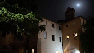Fassade der Unterkunft – Abend/Nacht