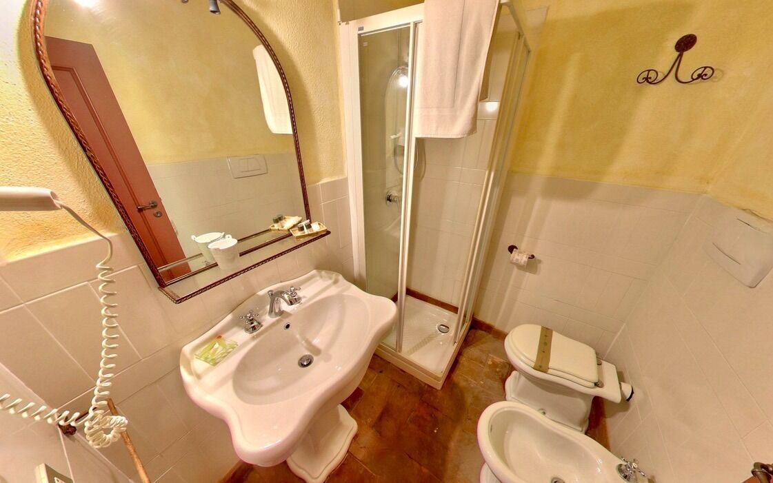 Un baño con lavabo, inodoro y ducha.