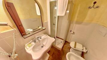 Un baño con lavabo, inodoro y ducha.