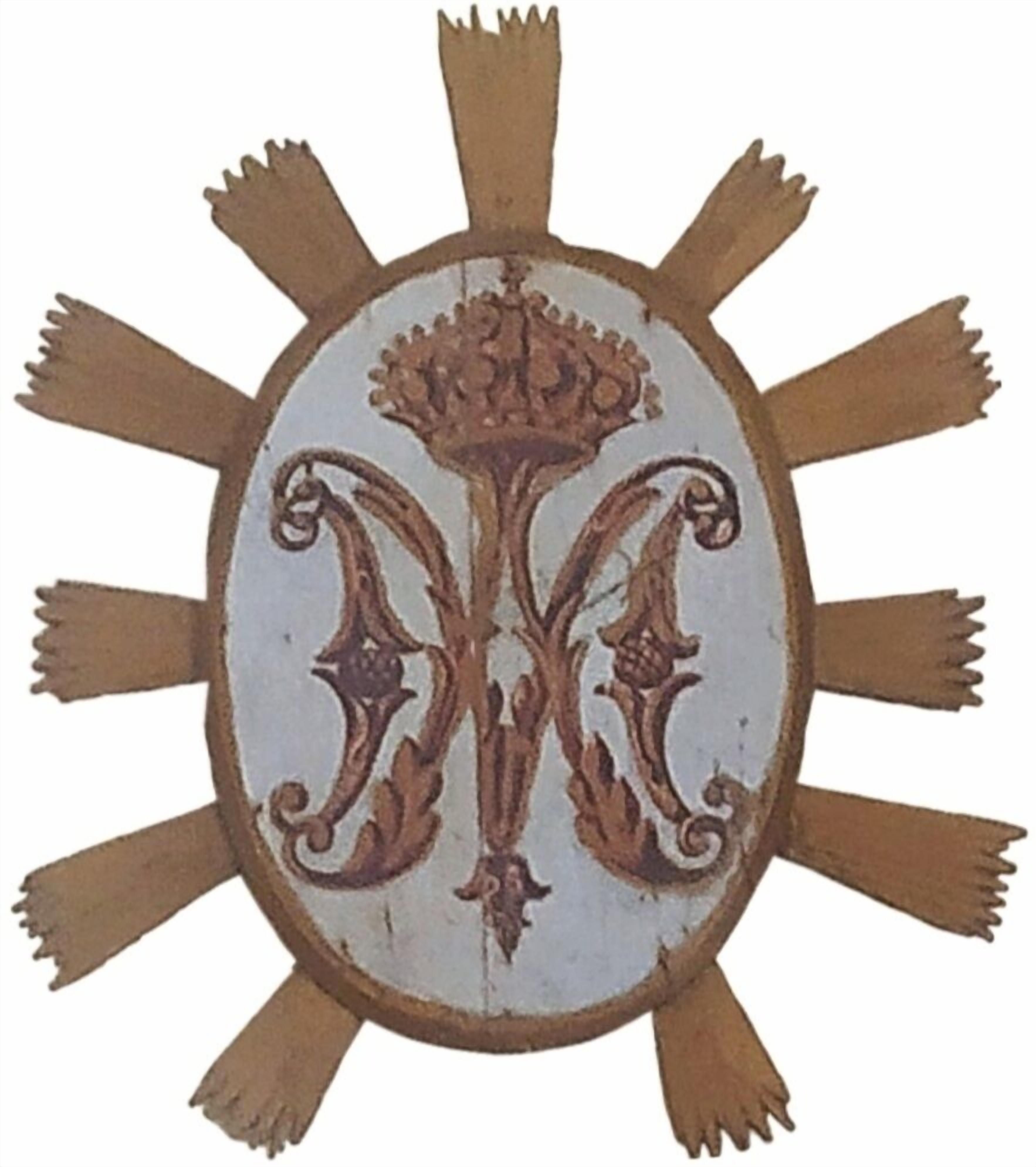 Un objeto circular con un emblema central y ocho elementos sobresalientes.
