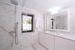 Dusche, Haartrockner, Handtücher