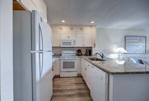 Réfrigérateur, four à micro-ondes, un four, surface de cuisson