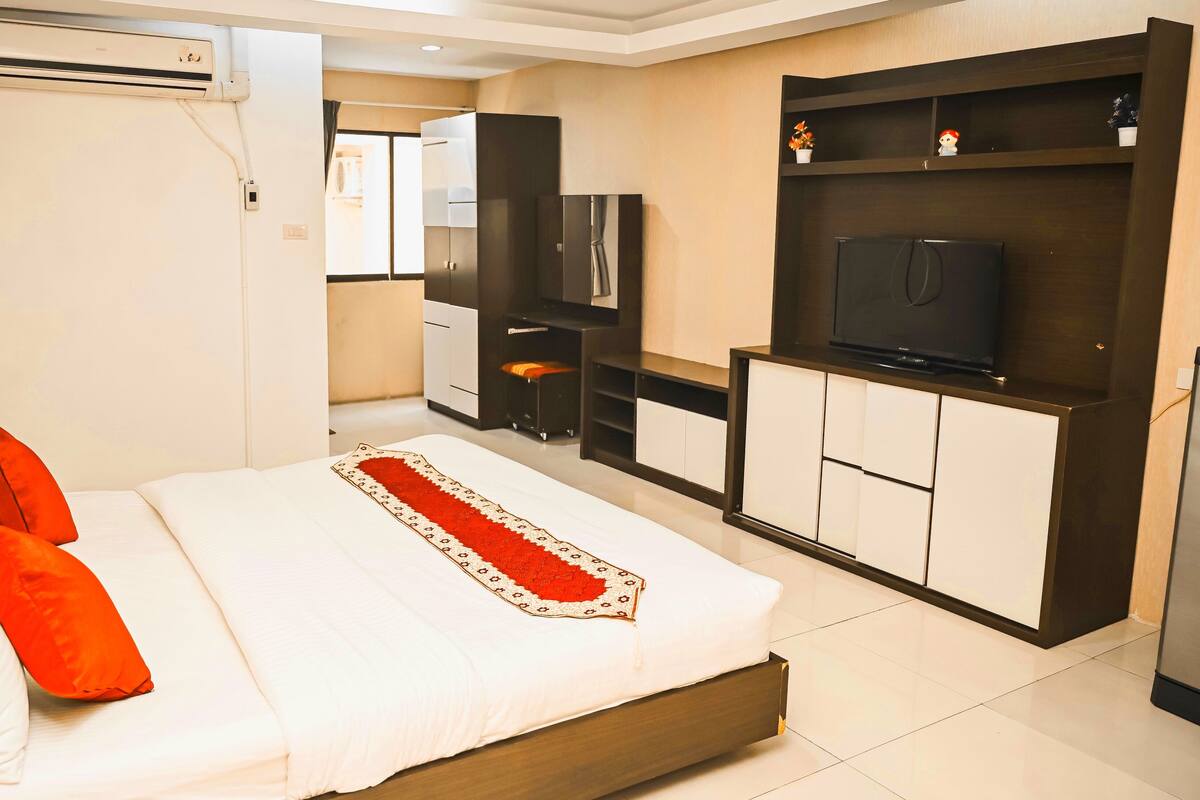 Minibar, bed sheets