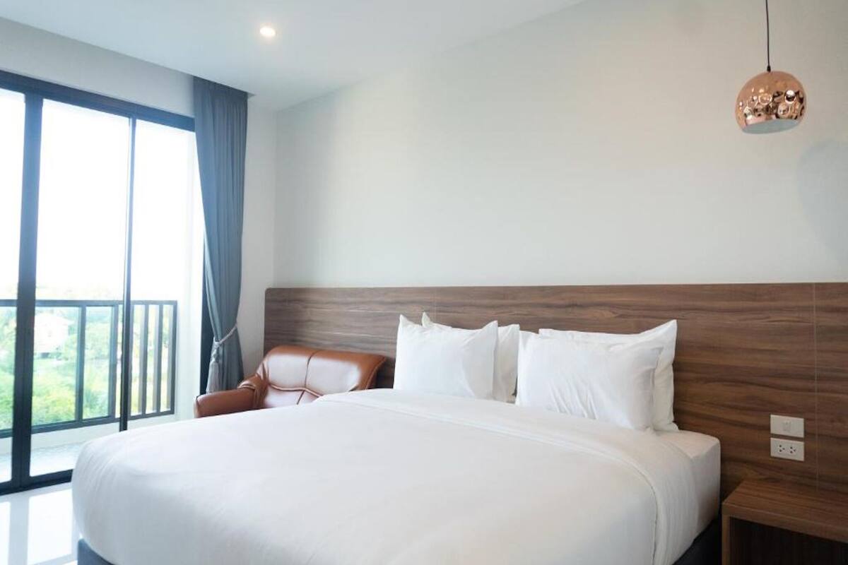 Minibar, bed sheets