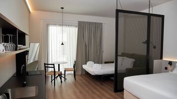 Suite estudio familiar | Colchones con acolchado adicional, caja fuerte, cortinas opacas