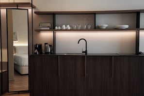 炉灶、意式浓缩咖啡机、电热水壶、厨具/餐具