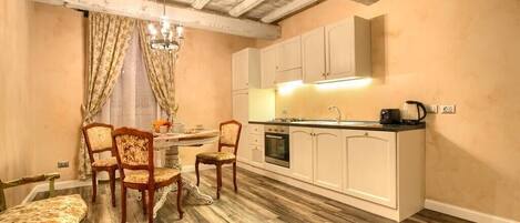 Frigorifero, forno, piano cottura, lavastoviglie