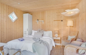 4 bedrooms, iron/ironing board, free WiFi