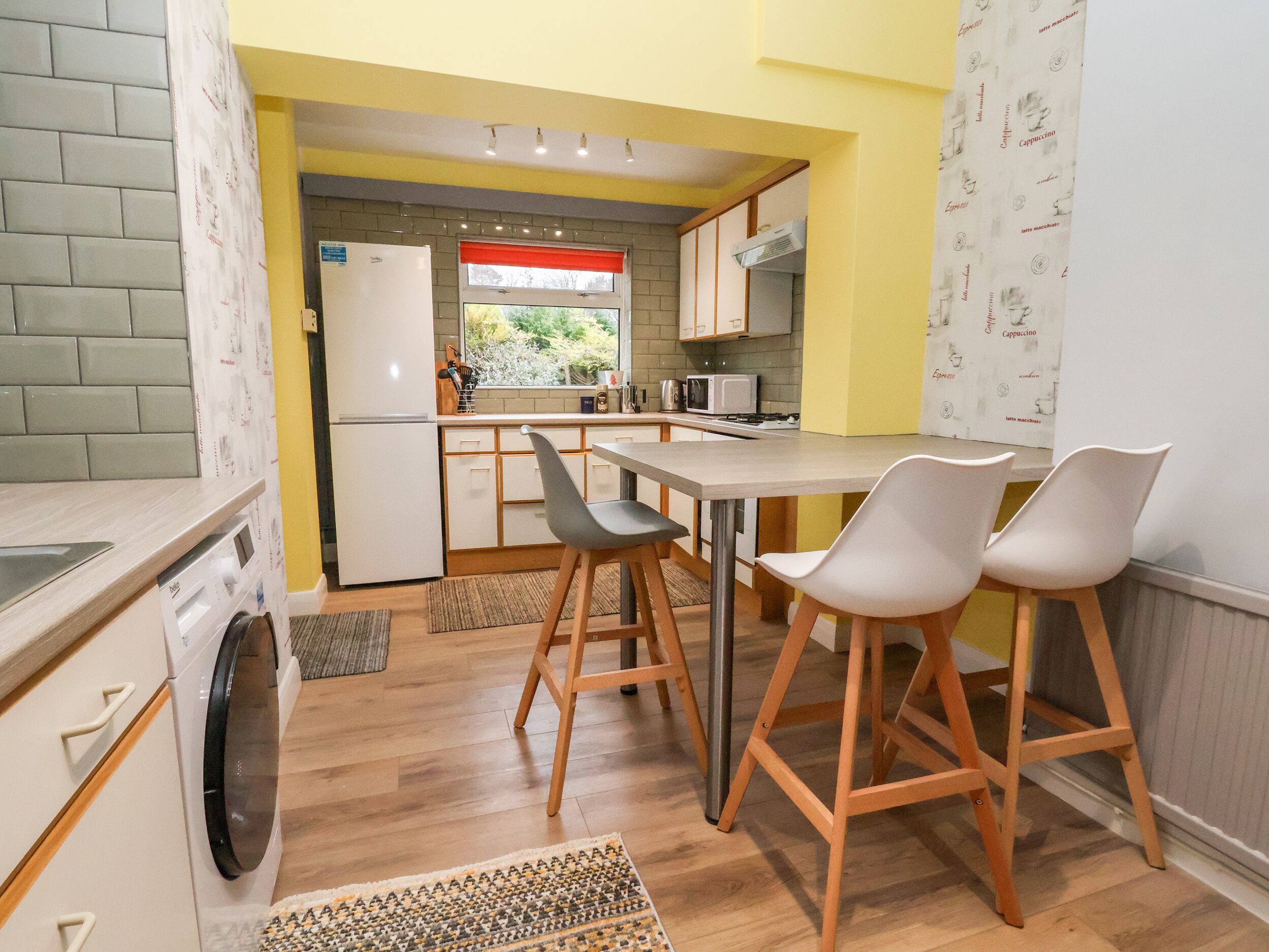 Geladeira, chaleira elétrica, torradeira