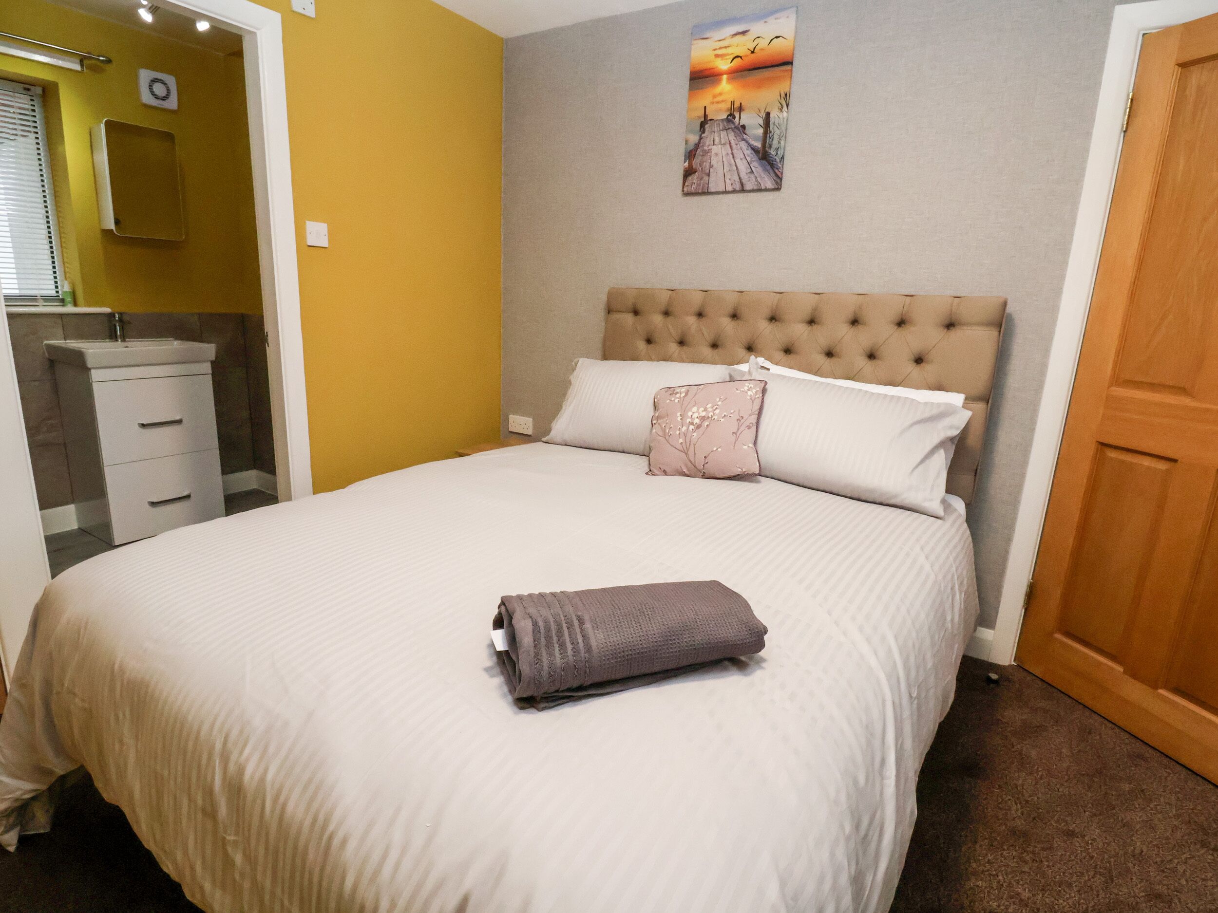 4 quartos, individualmente decorados, individualmente mobiliados