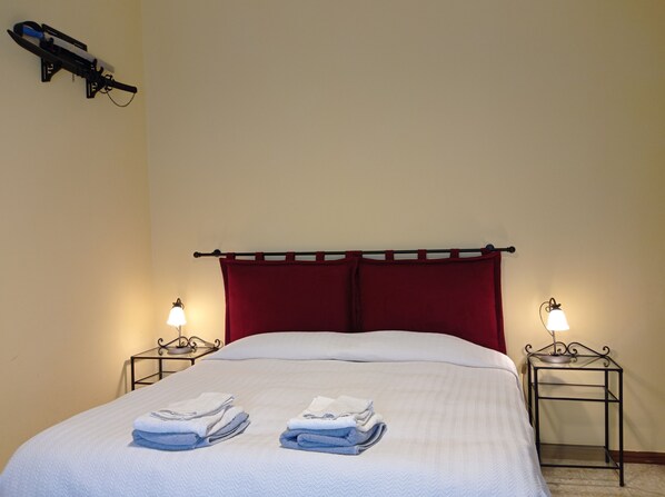 3 Schlafzimmer, Schreibtisch, Bügeleisen/Bügelbrett, Reisekinderbett