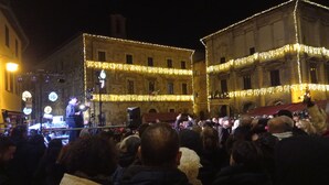 A crowded outdoor event with a stage and audience, set against historic buildings adorned with lights. - Spacious apartment with a view in the center of Montepulciano, Tuscany, Siena  (Montepulciano)