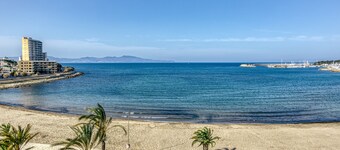 Appartement 'Riells Platja' avec vue sur la mer, Wi-Fi et climatisation.