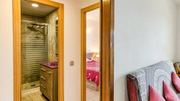 2 bedrooms, WiFi (free), bed sheets