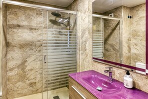 Shower, towels - Apartment 'Riells Platja ' with Sea View, Wi-Fi and Air Conditioning (L'Escala)