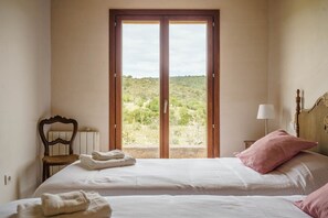 3 bedrooms, iron/ironing board, free WiFi, bed sheets