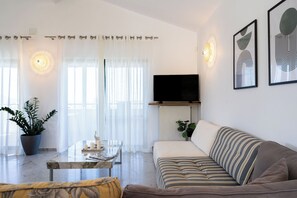 Smart-TV, Videospiele, Tischtennisplatte, Bücher