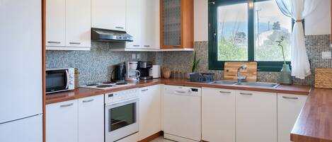 Kühlschrank, Mikrowelle, Ofen, Geschirrspüler