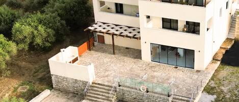 المنشأة من الخارج