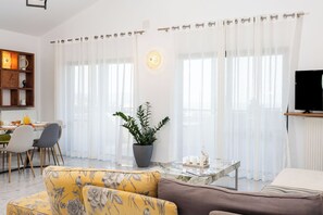 Smart-TV, Videospiele, Tischtennisplatte, Bücher