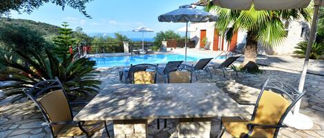 تناول الطعام بالخارج