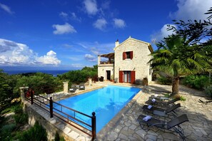 Pool - Villa Casa Bianca Blue Apartment with Sea View, Shared Pool & Wi-Fi (Paxos)