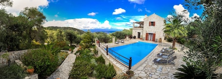 プール. Villa Casa Bianca Blue Apartment with Sea View, Shared Pool & Wi-Fi