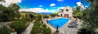 Villa Casa Bianca Blue Apartment with Sea View, Shared Pool & Wi-Fi