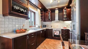 冰箱、微波炉、烤箱、炉灶