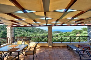 تناول الطعام بالخارج