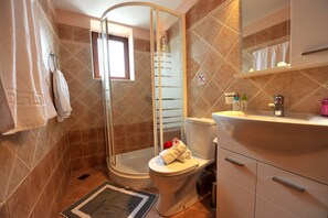 Dusche, kostenlose Toilettenartikel, Haartrockner, Handtücher