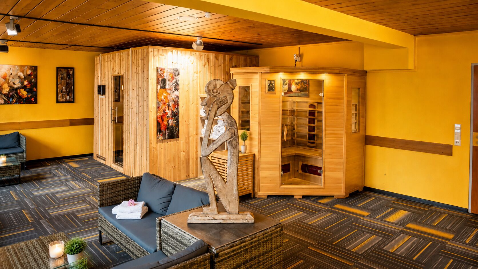 Un sauna en bois comprenant un banc, une sculpture et une armoire en verre contenant des serviettes.