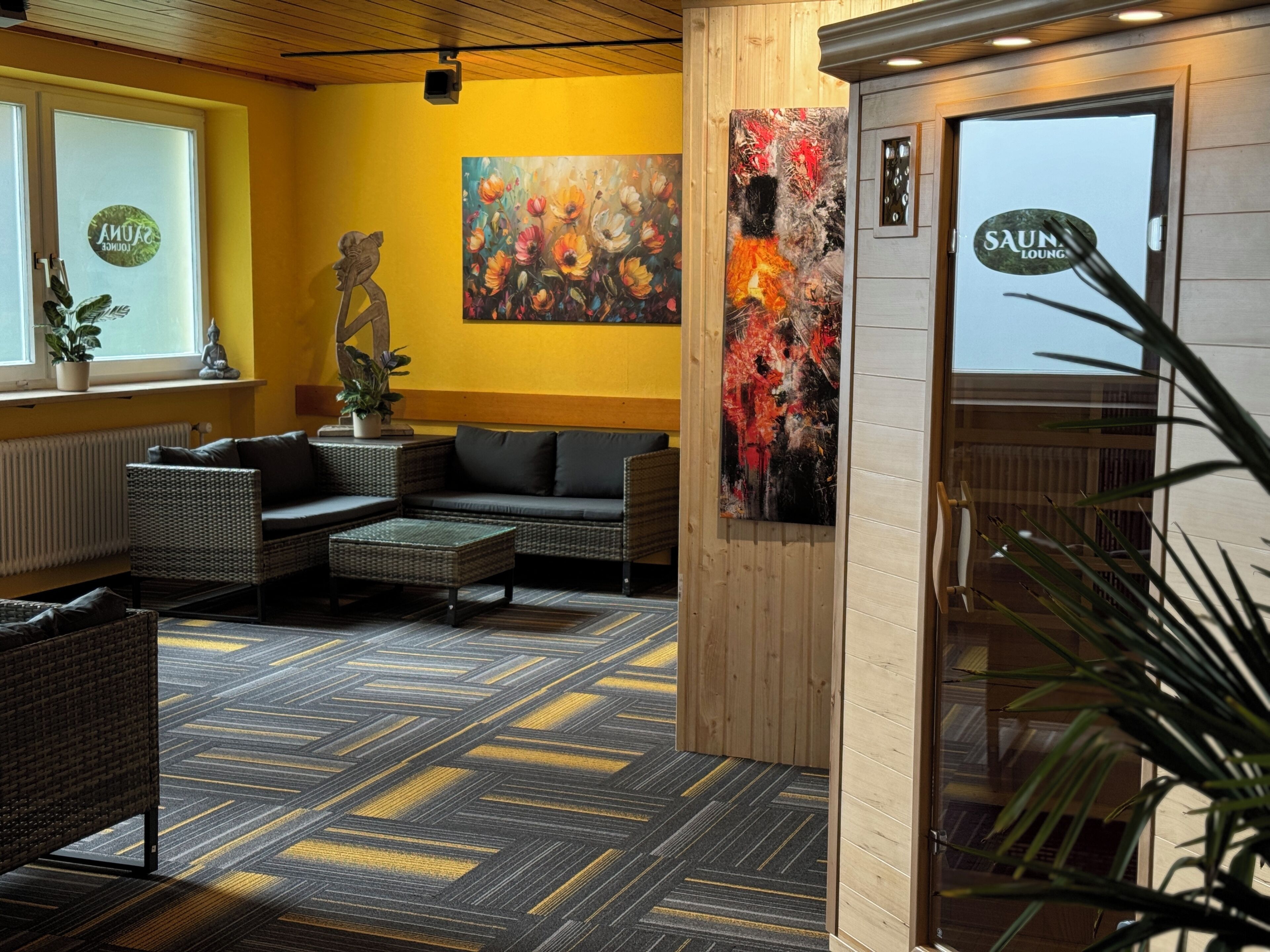 Un hall con un sofá, sillas, una mesa de centro, un cuadro y un cartel que dice 'SAUN LOUNGE'.