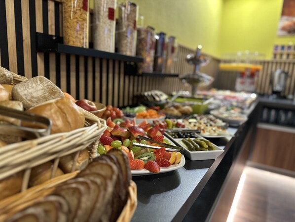 Decoración personalizada, muebles diferentes y cortinas blackout